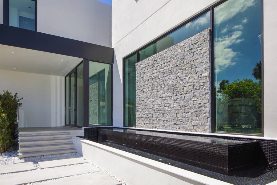 Fachada moderna de concreto estampado en Colombia